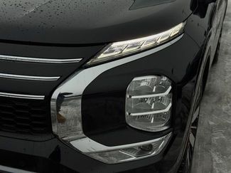 Used 2025 Mitsubishi Outlander SE video 2