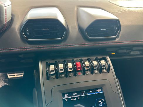 Used 2021 Lamborghini Huracan EVO image 19