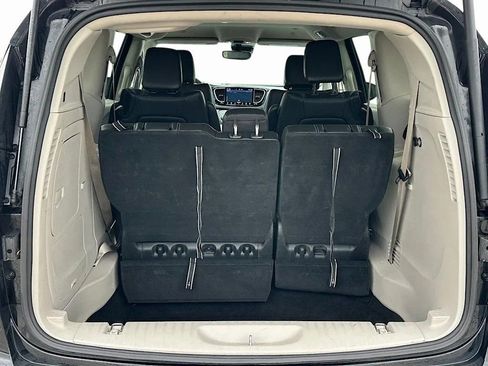 Used 2024 Chrysler Pacifica Select image 12