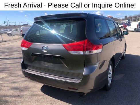 Used 2014 Toyota Sienna L image 4