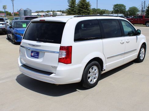 Used 2013 Chrysler Town & Country Touring FWD image 5