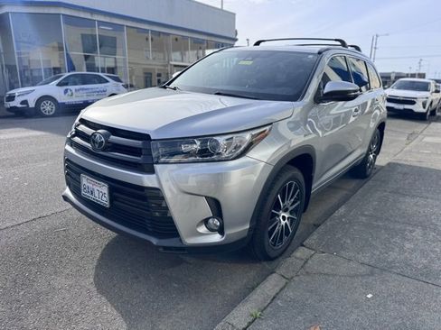 Used 2017 Toyota Highlander SE image 2