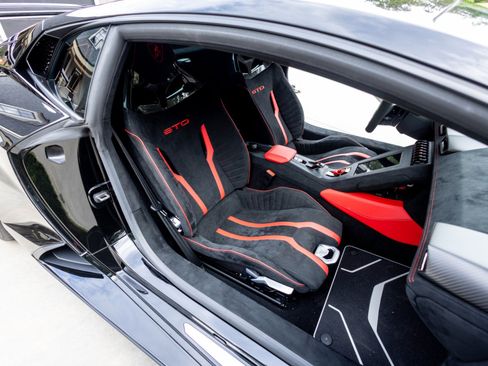 Used 2021 Lamborghini Huracan STO RWD image 33