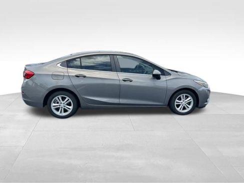 Used 2018 Chevrolet Cruze LT w/ Sun And Sound Package FWD image 8