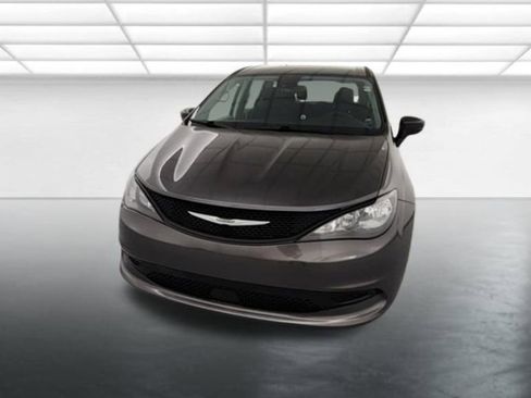 Used 2023 Chrysler Voyager LX FWD image 2