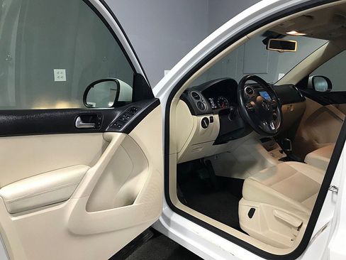 Used 2017 Volkswagen Tiguan S image 9