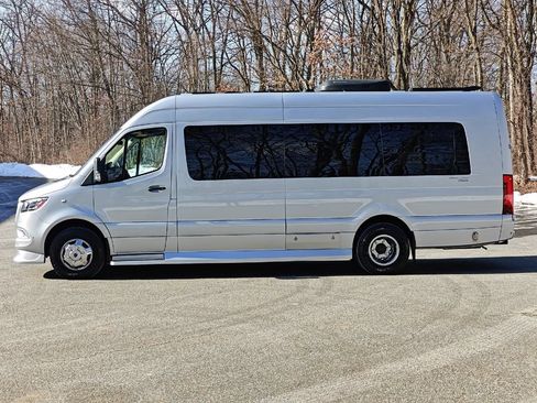 Used 2020 Mercedes-Benz Sprinter 3500 w/ Windows All Around Package image 7