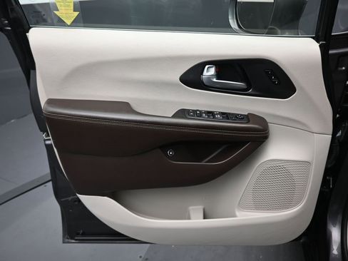 Used 2021 Chrysler Pacifica Touring-L image 9