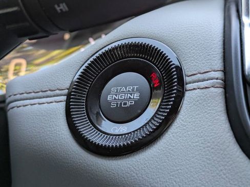 Used 2025 Jeep Compass Limited image 32