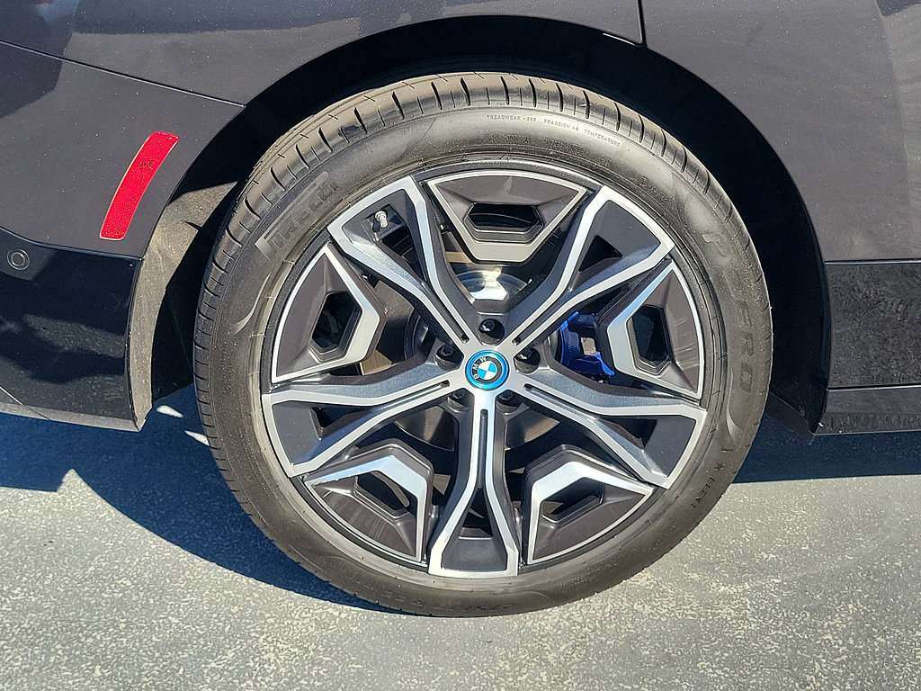 Used 2024 BMW iX xDrive50 w/ Sport Package AWD/4WD image 6