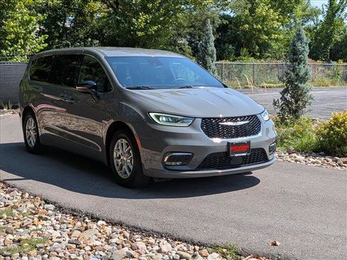 Used 2025 Chrysler Pacifica Select FWD image 8