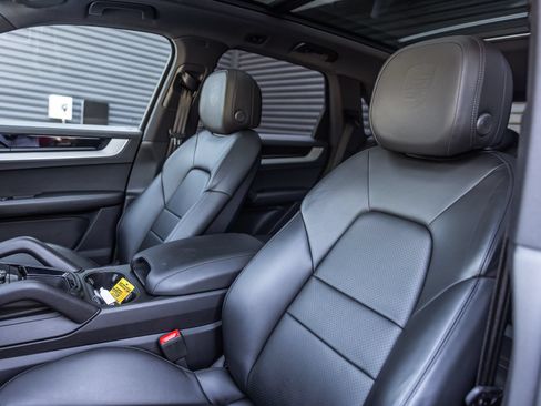 Certified 2024 Porsche Cayenne AWD/4WD image 5