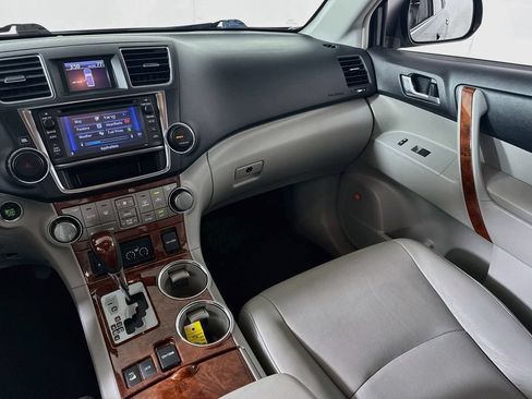 Used 2013 Toyota Highlander Limited AWD/4WD image 25