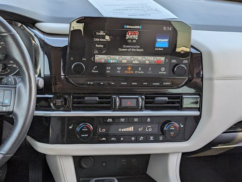 Used 2025 Nissan Pathfinder SL AWD/4WD image 12