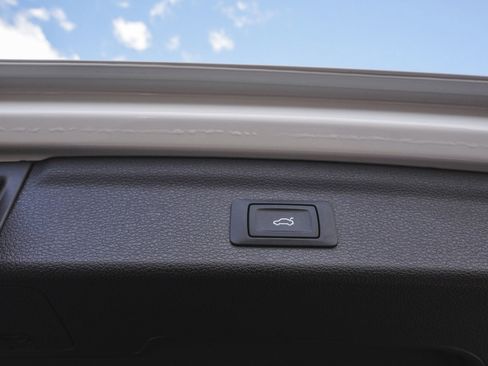 Used 2025 Audi Q3 2.0T Premium image 40