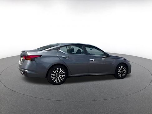 Used 2025 Nissan Altima 2.5 SV FWD image 11