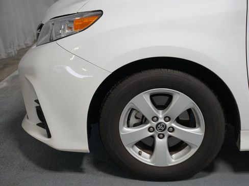 Used 2019 Toyota Sienna LE FWD image 5