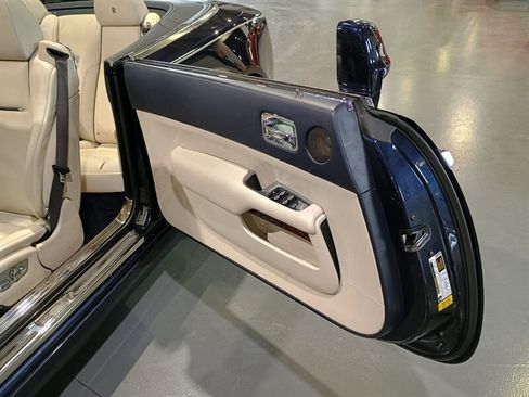 Used 2016 Rolls-Royce Dawn RWD image 12