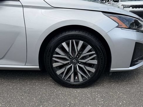 Used 2024 Nissan Altima 2.5 SV FWD image 12