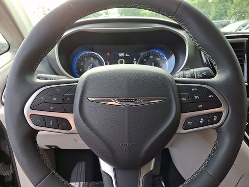 Used 2023 Chrysler Pacifica Touring-L FWD image 20