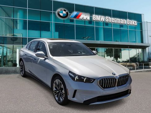 Used 2026 BMW 540i xDrive AWD/4WD image 3