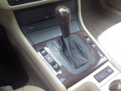 Used 2005 BMW 325i Sedan RWD image 10