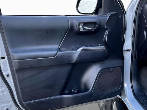 Used 2020 Toyota Tacoma TRD Sport w/ TRD Premium Sport Package AWD/4WD image 20