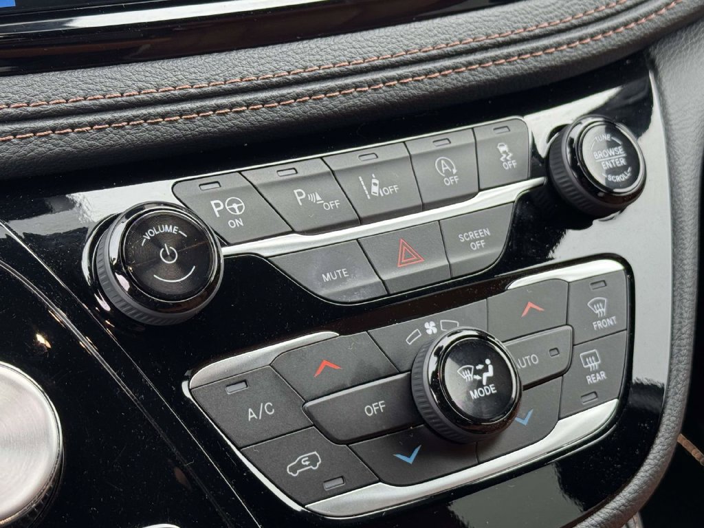 Used 2025 Chrysler Pacifica Pinnacle FWD image 19