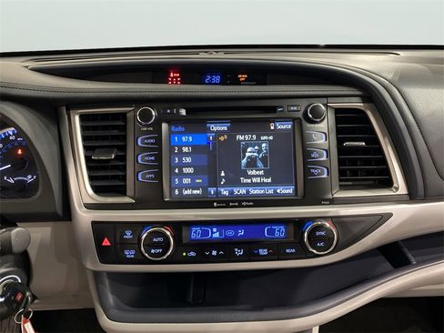 Used 2017 Toyota Highlander Plus image 12