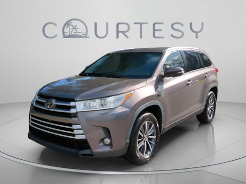 Used 2019 Toyota Highlander XLE FWD image 1