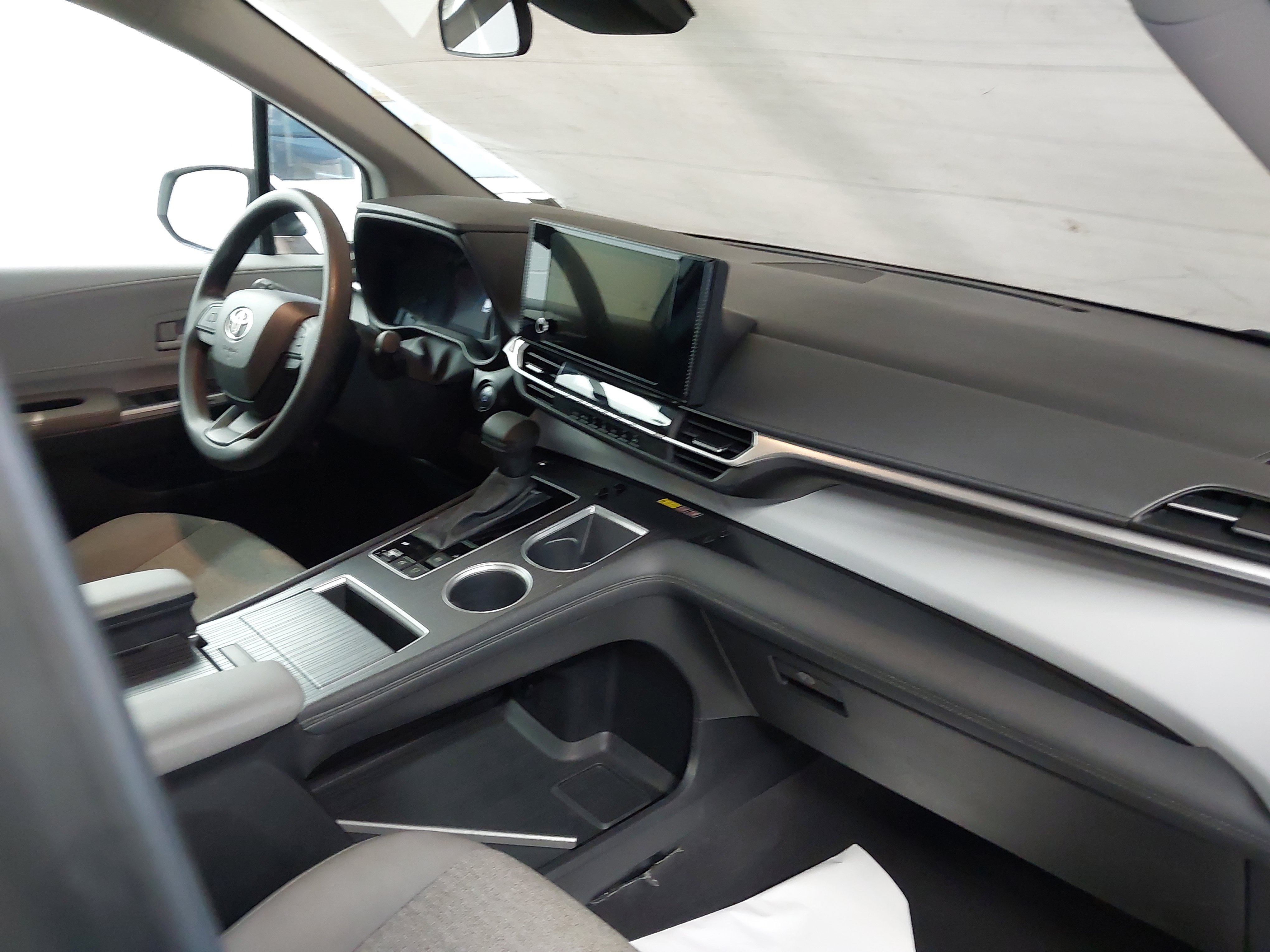 Used 2025 Toyota Sienna LE FWD image 27