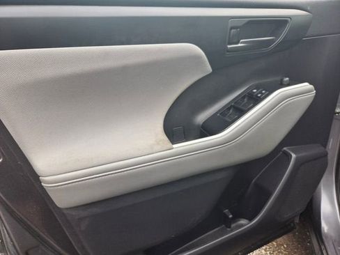 Used 2021 Toyota Highlander LE FWD image 12