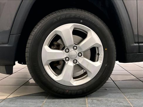 Used 2022 Jeep Compass Latitude w/ Mopar Graphics Package AWD/4WD image 7