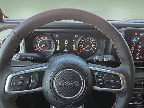 Used 2025 Jeep Wrangler Unlimited Sahara AWD/4WD image 24