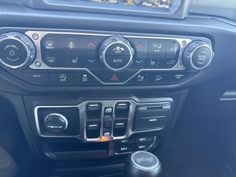 Used 2021 Jeep Wrangler Unlimited Sahara w/ Dual Top Group AWD/4WD image 26