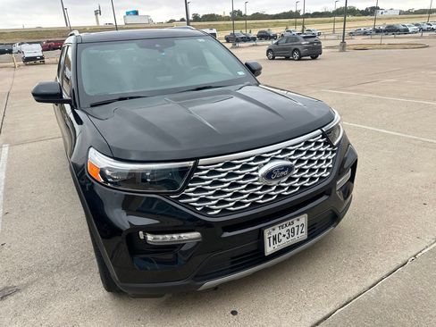 Used 2023 Ford Explorer Platinum w/ Technology Package AWD/4WD image 3