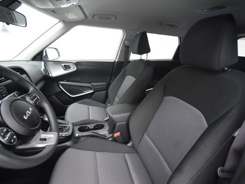 Used 2025 Kia Soul LX w/ LX Technology Package FWD image 18