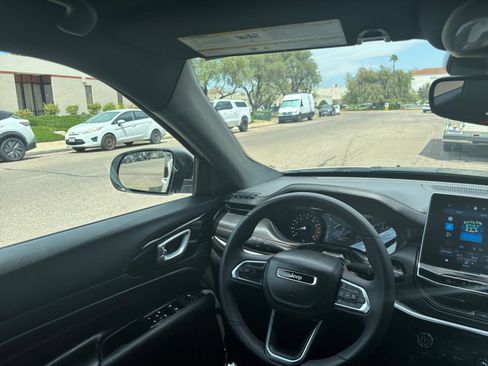 Used 2025 Jeep Compass Trailhawk AWD/4WD image 33