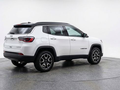 Used 2025 Jeep Compass Trailhawk AWD/4WD image 9