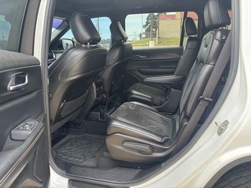 Used 2024 Jeep Grand Cherokee L Altitude AWD/4WD image 14