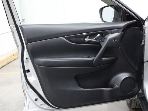 Used 2020 Nissan Rogue SL image 16