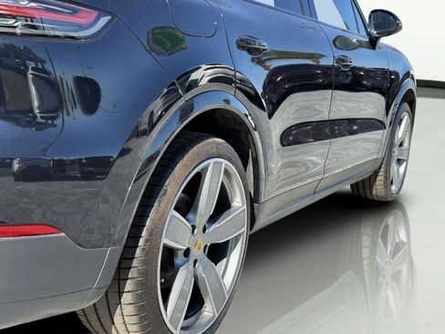 Used 2023 Porsche Cayenne Platinum Edition image 23