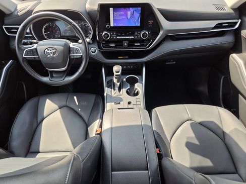 Used 2025 Toyota Highlander XLE FWD image 13