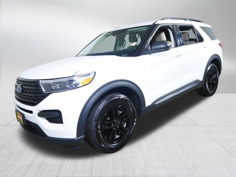 Used 2023 Ford Explorer XLT AWD/4WD image 3