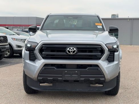 Used 2025 Toyota Tacoma SR image 3