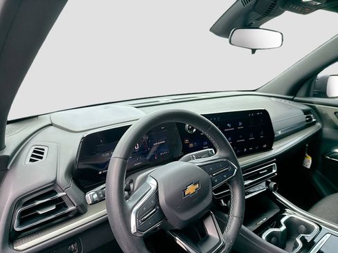 Used 2024 Chevrolet Traverse LT FWD image 11