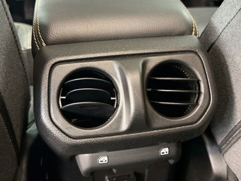 Used 2025 Jeep Wrangler Unlimited Sahara image 23