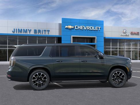 New 2026 Chevrolet Suburban RST w/ Comfort Package AWD/4WD image 11