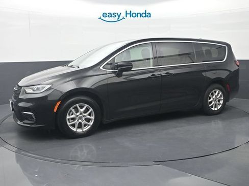 Used 2023 Chrysler Pacifica Touring-L FWD image 4