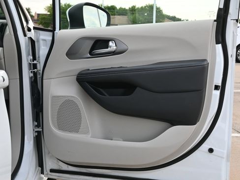 Used 2023 Chrysler Pacifica Touring-L FWD image 26